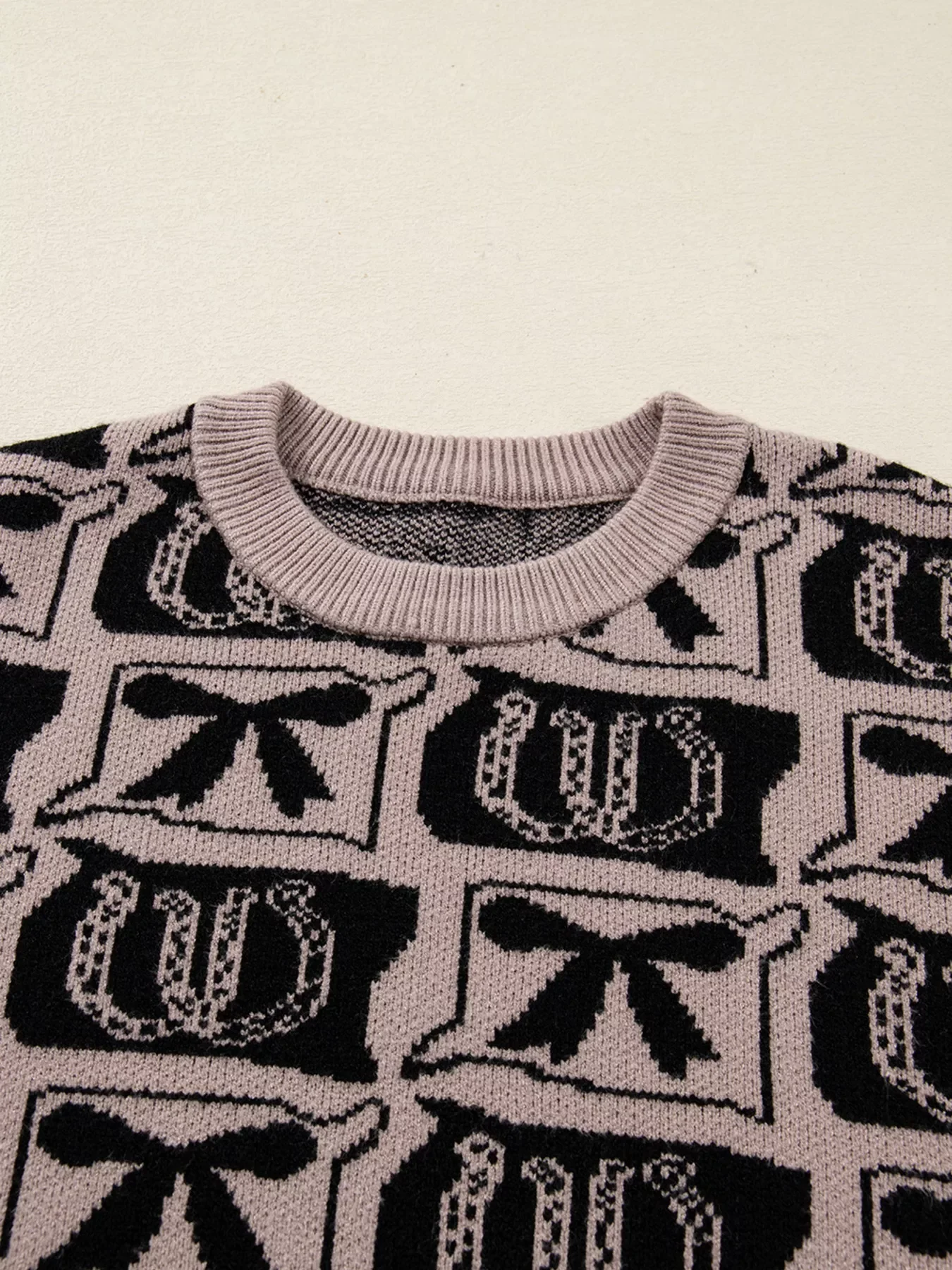 Bows & Horseshoes Pattern Round Neck Sweater - Image 4