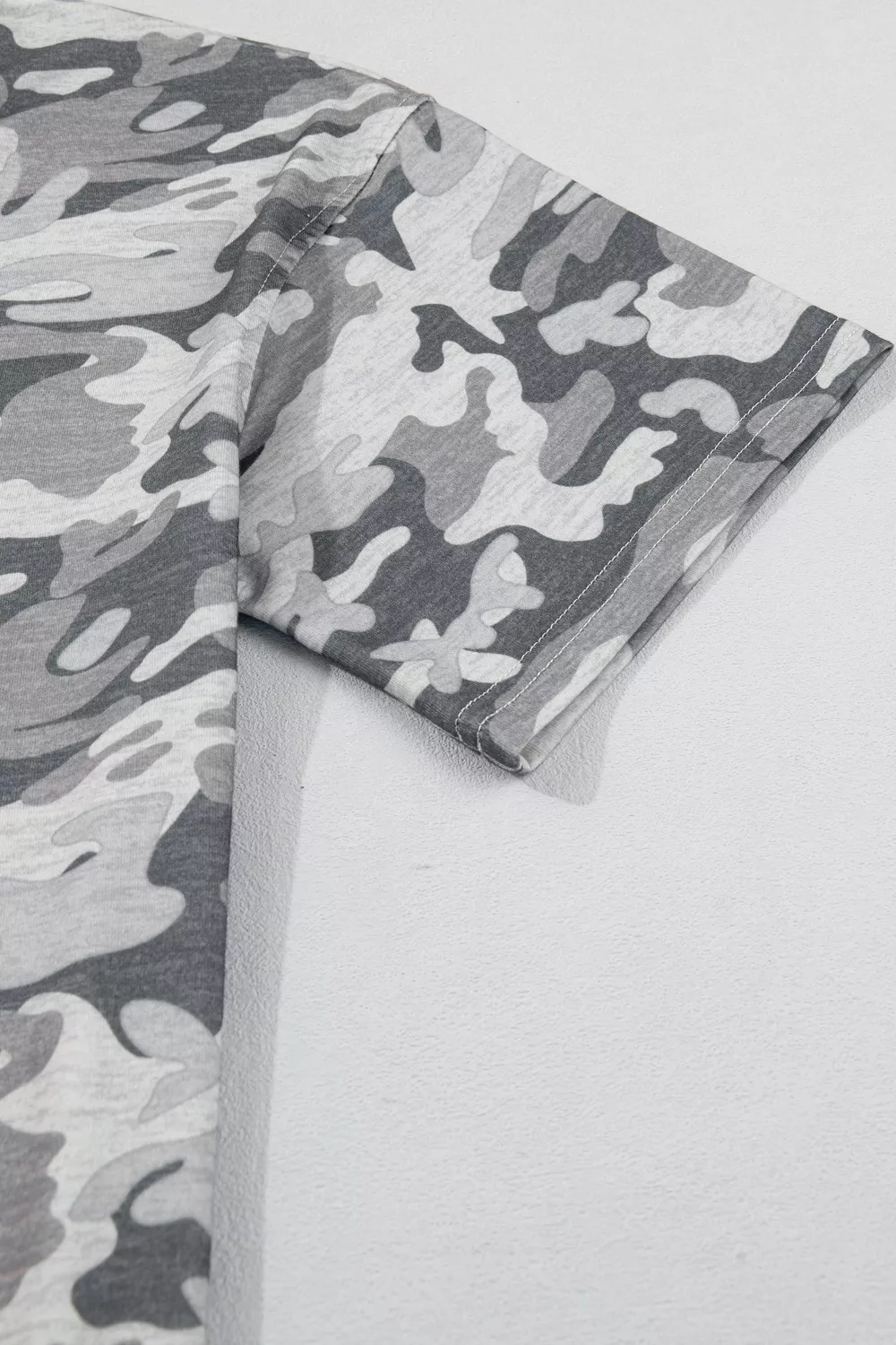 Camouflage Print Raw Edge V Neck Tee - Image 9