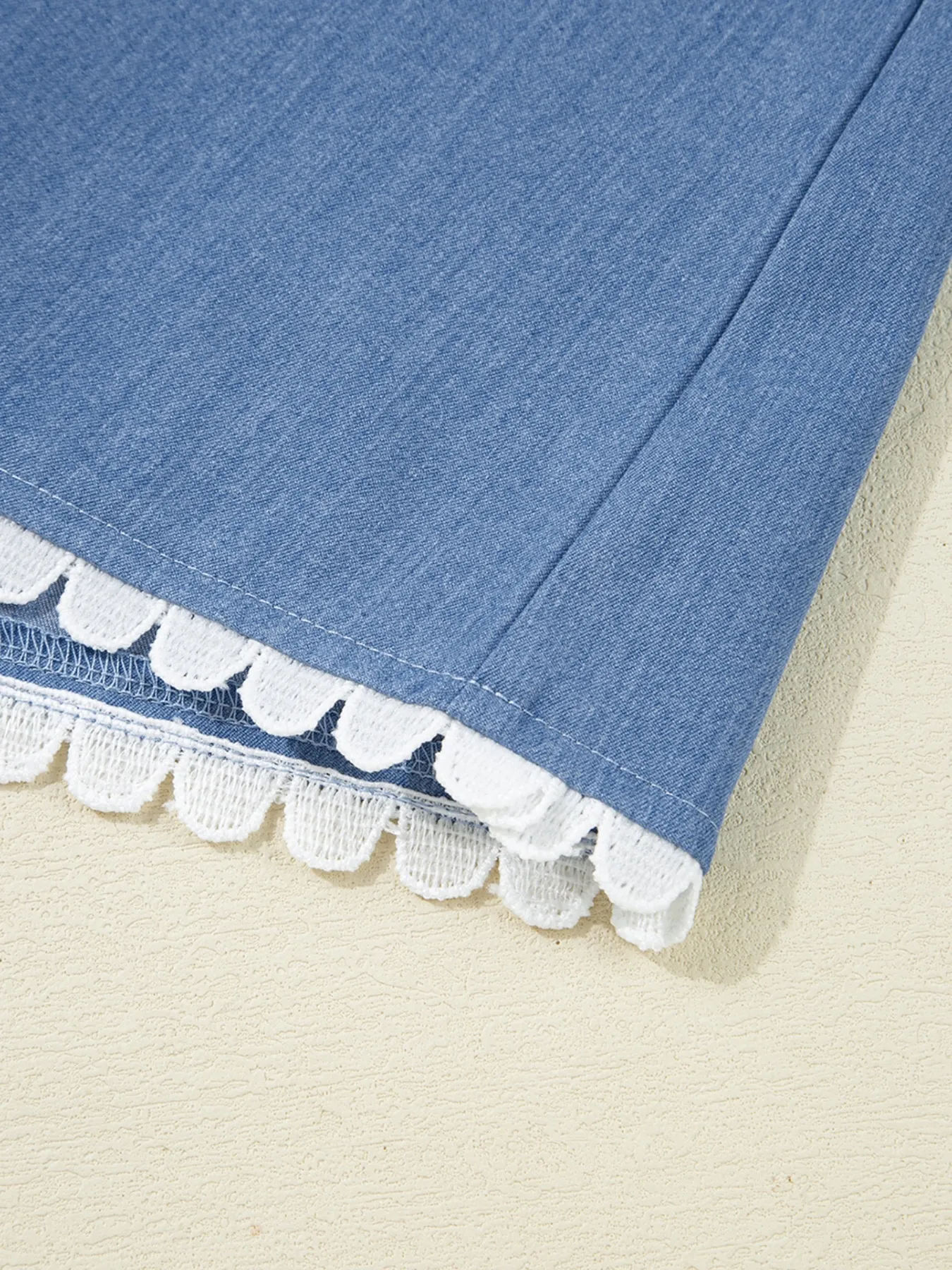 Collared Neck Contrast Trim Balloon Sleeve Blouse - Image 10