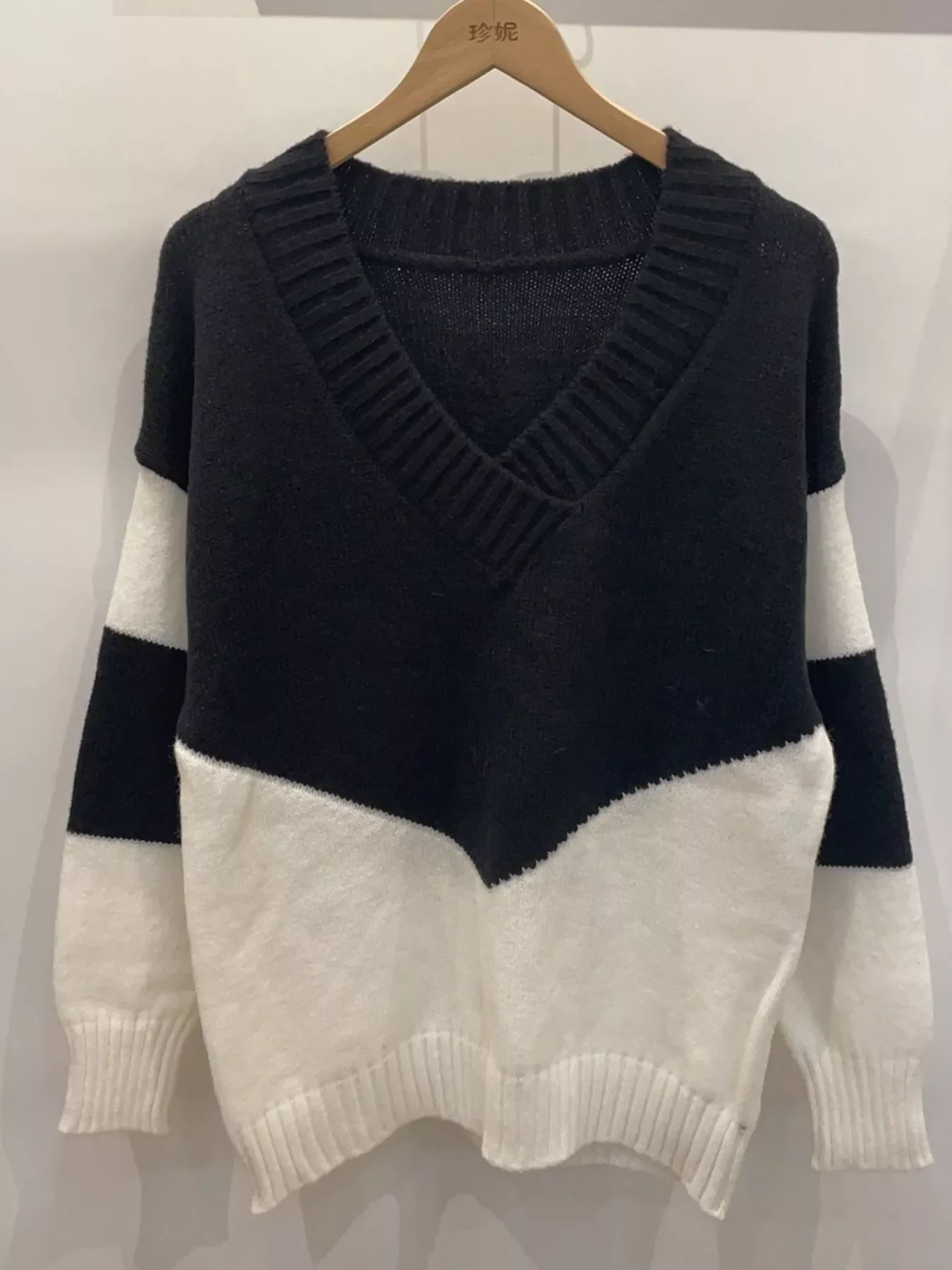 Color Block V-Neck Knit Sweater - Image 9