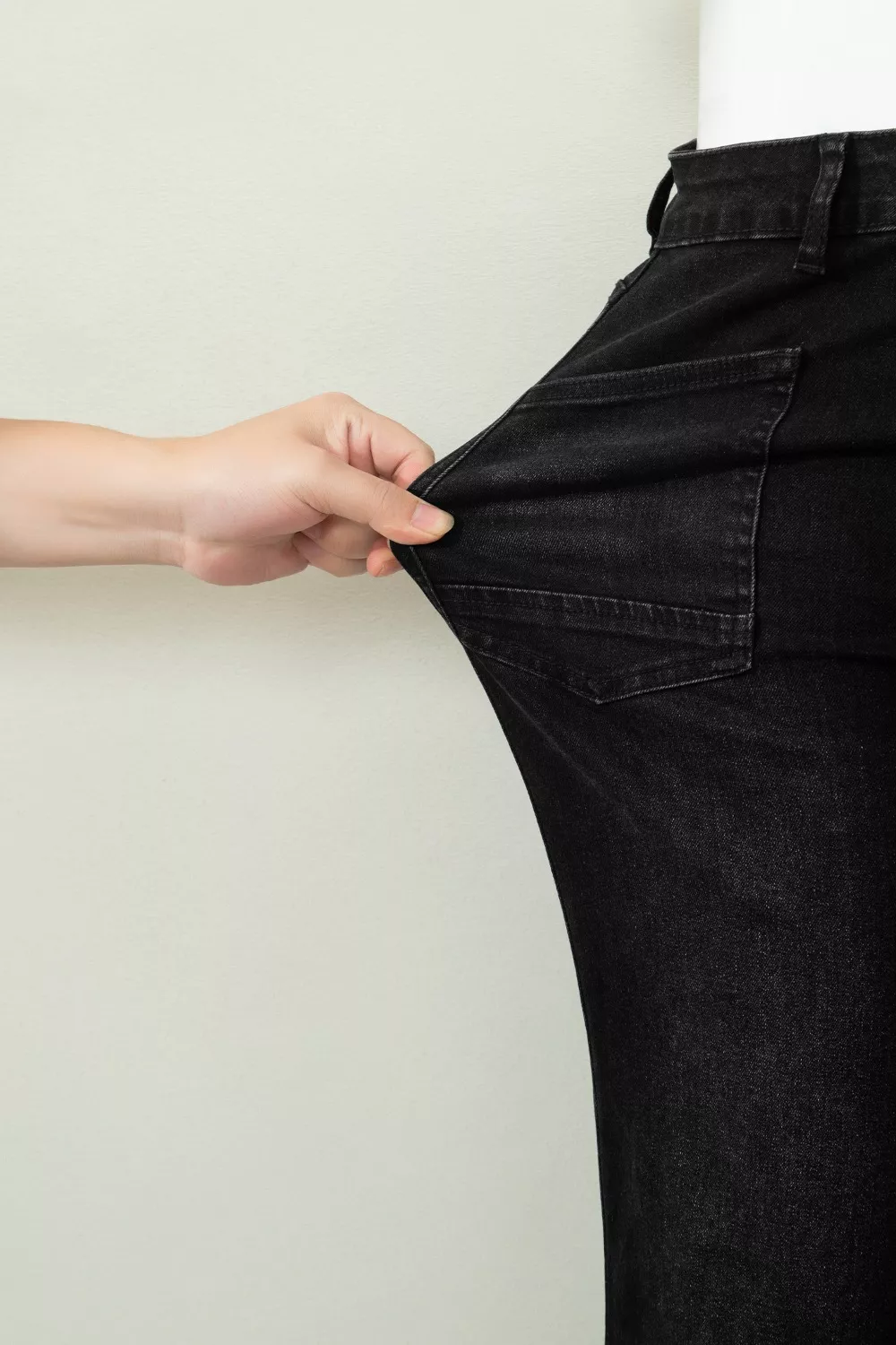 Frayed Cropped Straight Jeans - Image 7