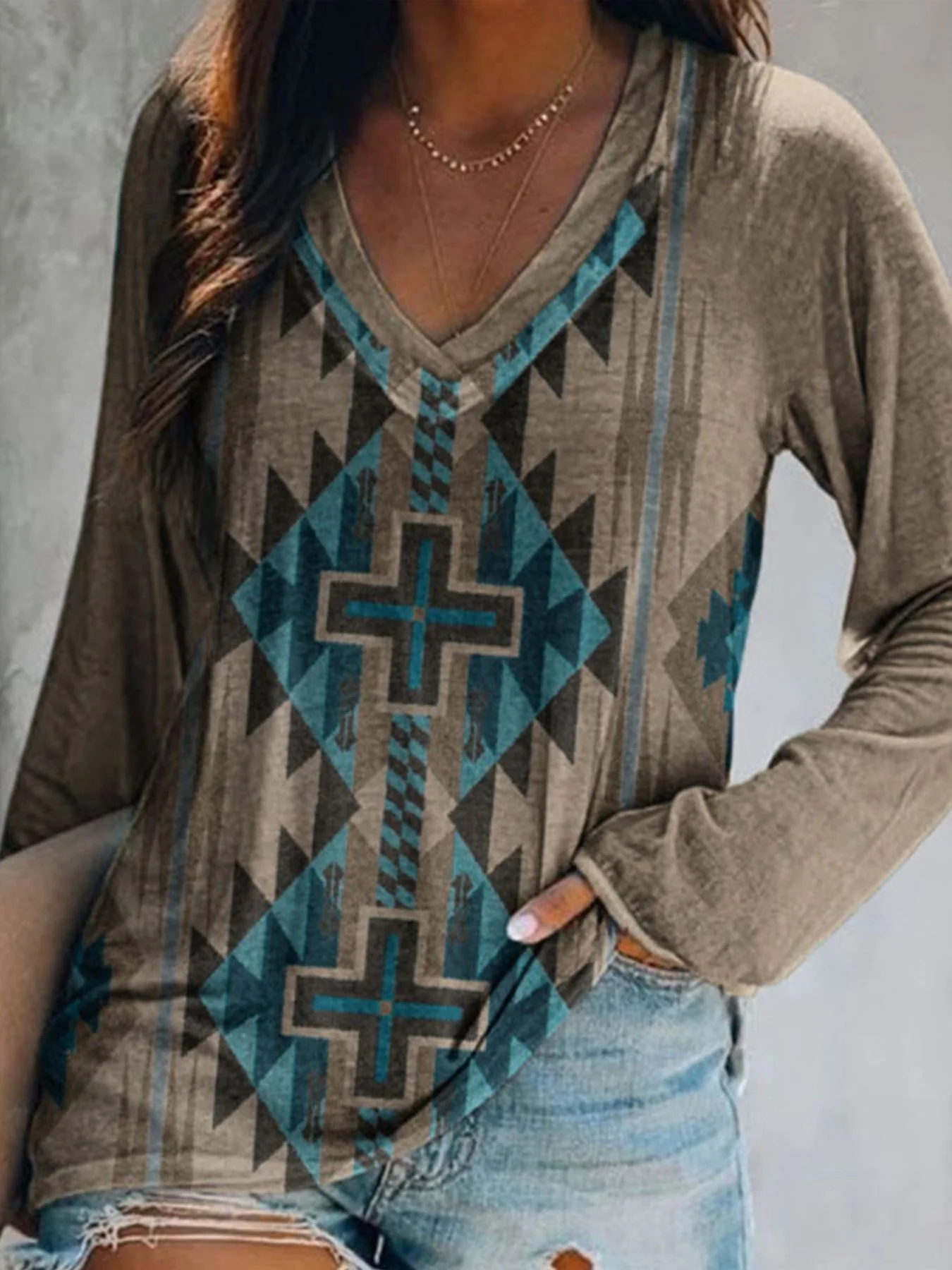 Full Size Geometric V-Neck Long Sleeve T-Shirt Plus Size - Image 4