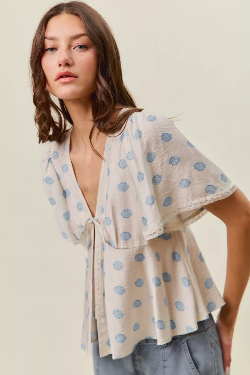 SO ME Shell Print Tie Front Flutter Sleeves Blouse Top - Image 4
