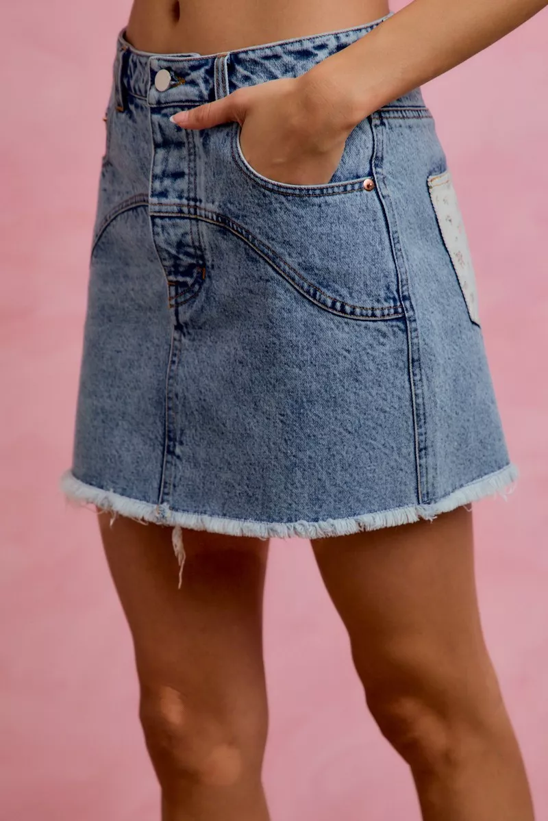 SO ME Washed Denim Floral Contrast Pockets Mini Skirt - Image 2