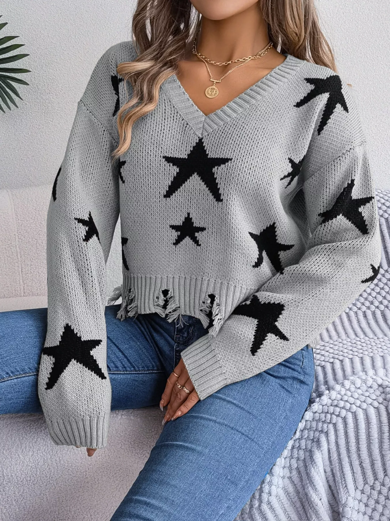 Star Pattern V-Neck Distressed Sweater - Image 17