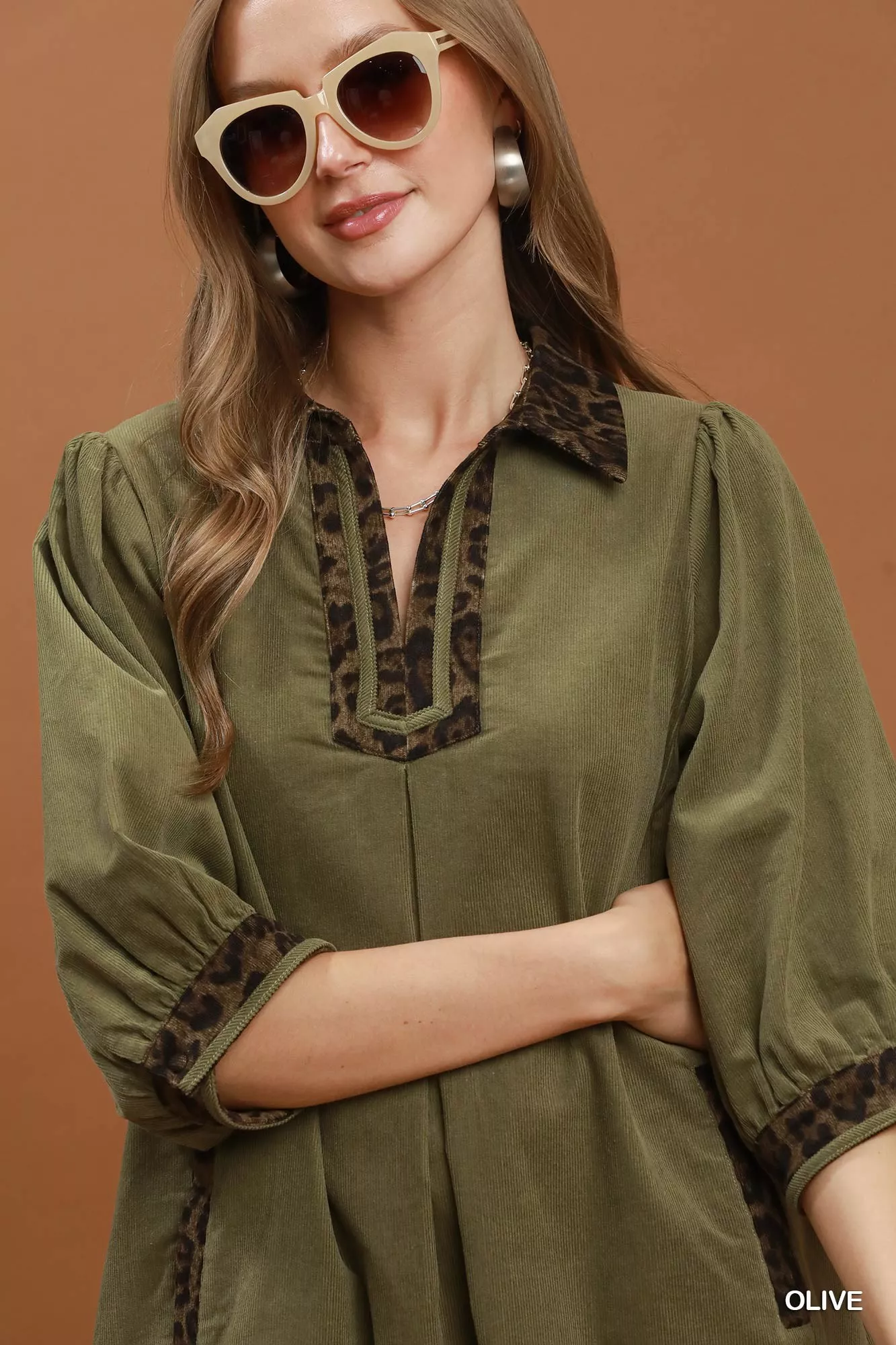 Umgee V-Neck Shift Dress with Contrast Trim - Image 5